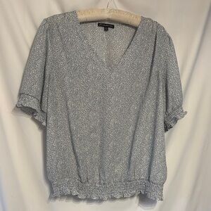 Adrianna Papell Light Blue Floral/Leaf Grandmacore Puff Sleeved Blouse Size L.